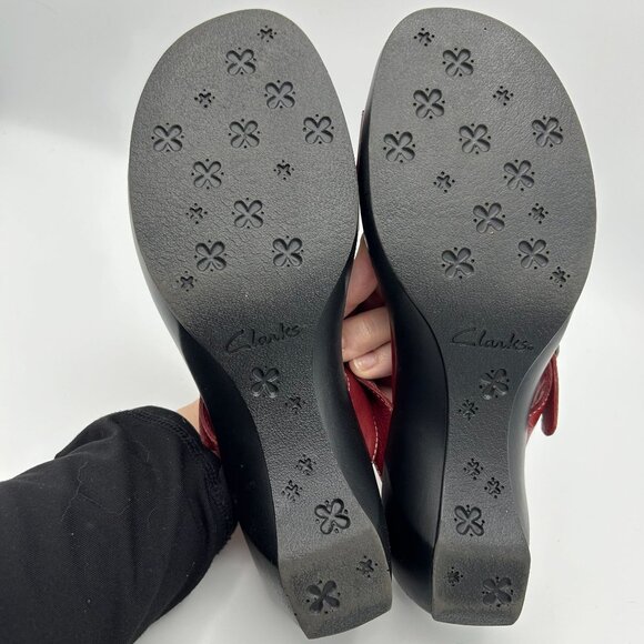 Clarks Womens Red Leather Strappy Sandals With Black Sole Size 9M - Picture 8 of 8